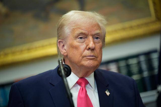 도널드 트럼프 미국 대통령이 워싱턴 백악관 루스벨트룸에서 델테크놀로지스 창립자 겸 회장인 마이클 델 부부의 '트럼프 계좌' 기부 약정식에 참여하고 있다. 워싱턴=EPA 연합뉴스