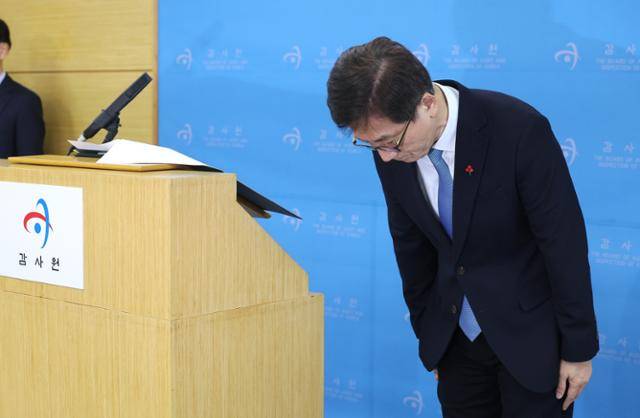 김인회 감사원장 권한대행이 3일 서울 종로구 감사원에서 운영쇄신 TF 제도개선 방안 등 종합 결과를 발표하던 중 "산업통상부 직원들과 권익위 감사로 검찰 수사를 받고 불기소 처분을 받은 전현희 전 권익위원장에게 사과를 드린다"며 고개를 숙이고 있다. 연합뉴스