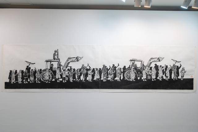 민주화운동기념관 특별전 '빛의 연대기'에 전시된 박경훈의 목판화 '동학, 일백삼십년만에 남태령을 넘다'. 민주화운동기념사업회 제공