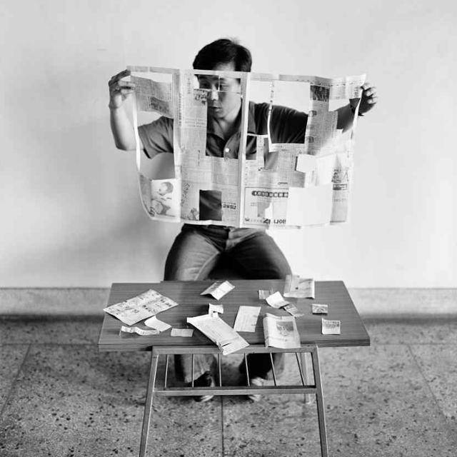 민주화운동기념관 특별전 '잘린 문장 열린 광장'에 전시된 성능경의 퍼포먼스 사진 '신문 읽기'. 민주화운동기념사업회 제공