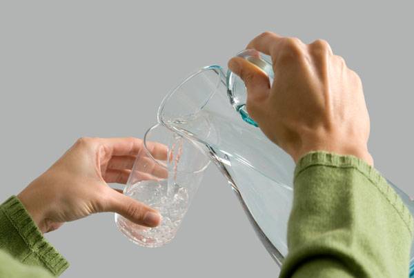 아침에 일어나자마자 따뜻한 물 한 잔을 마시면 건강에 좋다. /사진=클립아트코리아