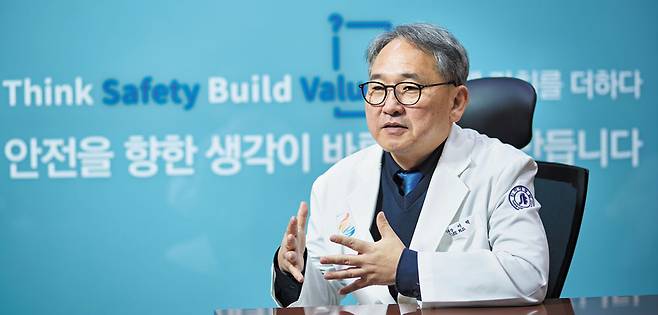인하대학교 이택 의료원장이 ‘미래인(미래를 여는 공간: 인하 비전 30+)’ 프로젝트에 관해 설명하고 있다. /인하대병원 제공