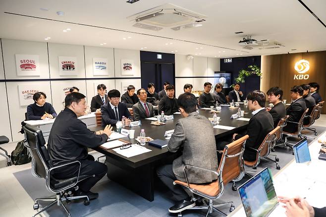 <yonhap photo-1862="">KBO와 한국프로야구선수협회(선수협회)가 만나 피치클록, 아시아 쿼터 등 프로야구 현안을 논의했다고 KBO는 11일 밝혔다. 지난 10일 서울 강남구 KBO에서 허구연 총재와 양현종 선수협회 회장 등 대표 선수들이 간담회를 하고 있다. 사진=KBO/연합뉴스</yonhap>