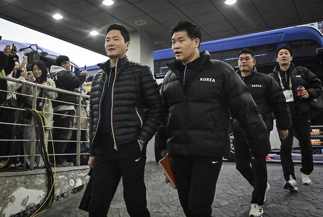 1일 원주 DB프로미 아레나에서 열린 중국과의 2027 FIBA 월드컵 아시아 예선 1라운드 조별리그 B조 2차전에 앞서 경기장으로 향하는 전희철 감독(왼쪽)과 조상현 감독. 사진=대한민국농구협회