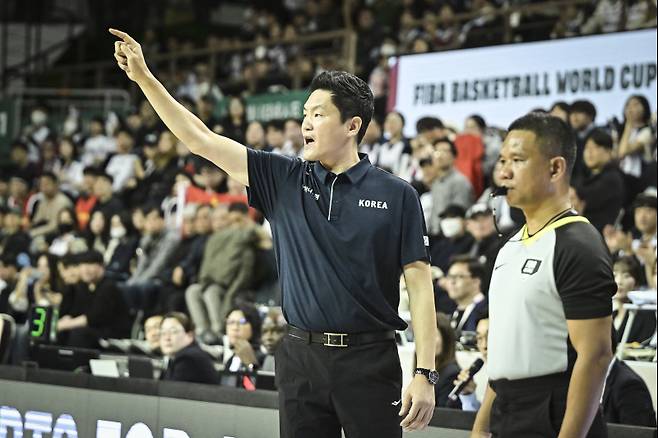 1일 원주 DB프로미 아레나에서 열린 대표팀과 중국의 2027 FIBA 월드컵 아시아 예선 1라운드 조별리그 B조 2차전. 전희철 대표팀 임시 감독이 작전을 지시하고 있다. 사진=대한민국농구협회