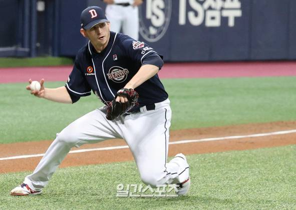 프로야구 2020 KBO한국시리즈 NC 다이노스와 두산 베어스의 5차전이 23일 오후 서울 고척스카이돔에서 열렸다. 3회말 무사 박석민의 땅볼타구를 플렉센이 주저앉으며 잡아내 일어서며 1루로 송구, 아웃시키고 있다. 고척=김민규 기자&nbsp;