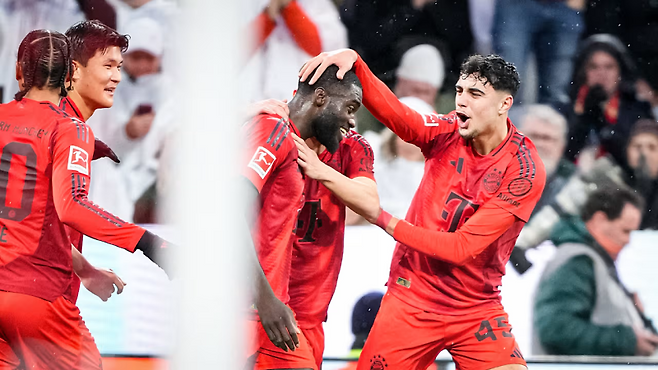 뮌헨 우파메카노(가운데)가 8일 알리안츠 아레나에서 끝난 하이덴하임과의 2024~25 분데스리가 13라운드서 선제골을 넣은 뒤 동료들과 환호하고 있다. 함께 기뻐하는 김민재(왼쪽 두 번째)의 모습. 사진=뮌헨