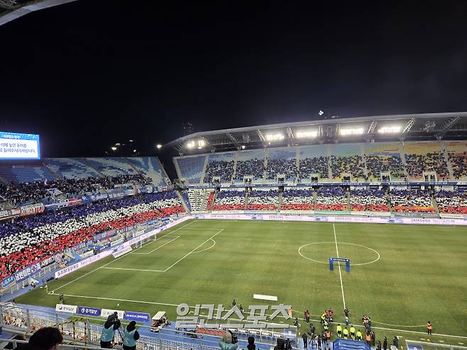 3일 오후 수원월드컵경기장에서 열린 수원과 제주의 하나은행 K리그 2025 승강 PO1 1차전서 수원 팬들이 청백적 카드섹션으로 선수단을 격려하고 있다. 수원=김우중 기자
