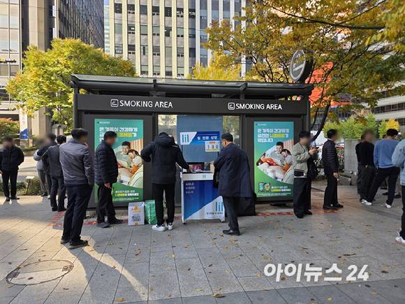 서울 여의도의 한 흡연구역에 모여 담배를 피우는 시민들. [사진=구서윤 기자]