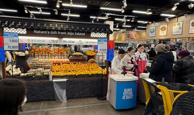 전통 한복을 착용한 현장 요원이 소비자들에게 시식과 품종 정보를 안내하며 반응을 수집하고 있다. (제주농협 제공)