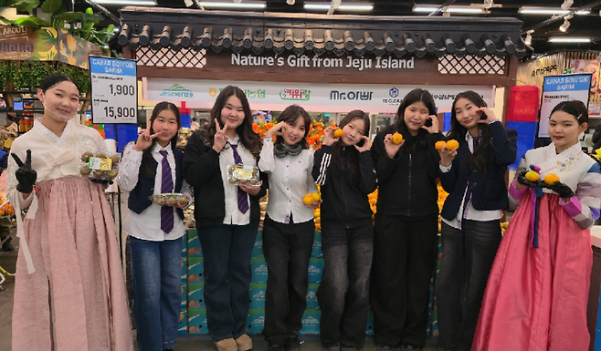현지 청년들이 제주 감귤과 키위, 월동무를 직접 맛보고 소개하며 소비자 반응 조사에 참여한 모습. (제주농협 제공)