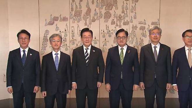 이재명 대통령과 5부 요인 인사들이 3일 용산 대통령실에서 오찬 간담회에 앞서 기념촬영을 하고 있다. (SBS 캡처)