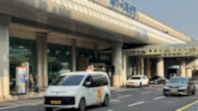 단속 시행 뒤 공항 1층 차량 흐름은 시간대에 따라 혼잡과 여유가 엇갈린다. 실제 효과를 확인하려면 교통량·회전율·체류시간 등 수치 기반 검증이 필요하다는 지적이 나온다.