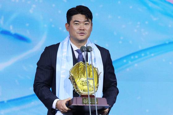 지난 1일 리얼글러브 어워드에서 구원투수상을 수상한 뒤 소감을 밝히는 SSG 베테랑 불펜 노경은. [뉴시스]