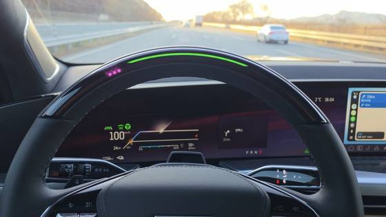 2일 자유로에서 슈퍼크루즈가 적용된 캐딜락 에스컬레이드IQ 차량을 시승하는 모습. 슈퍼크루즈가 작동하면 운전대 위에 녹색 라이트바가 켜진다. 만약 전방을 주시하지 않으면 빨간색으로 변하고 경고음이 울린다. 김효성 기자