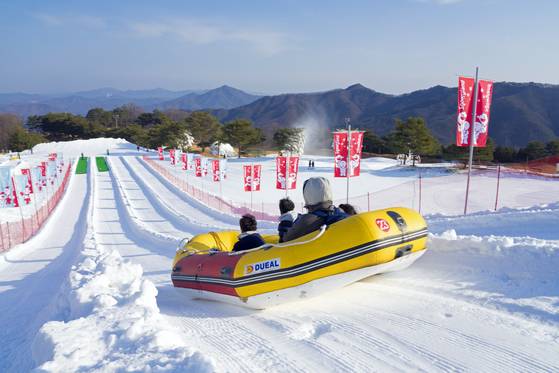 비발디파크 스노위랜드 눈썰매장의 4~6명 함께 타는 래프팅 썰매. 백종현 기자