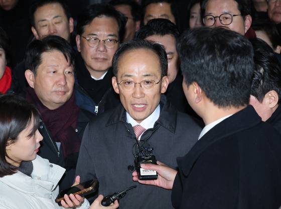 12·3 비상계엄 당시 의원들의 계엄 해제 표결 참여를 방해한 혐의를 받는 추경호 국민의힘 의원이 3일 구속영장이 기각돼 경기도 의왕 서울구치소를 나서며 취재진에 발언하고 있다. 연합뉴스