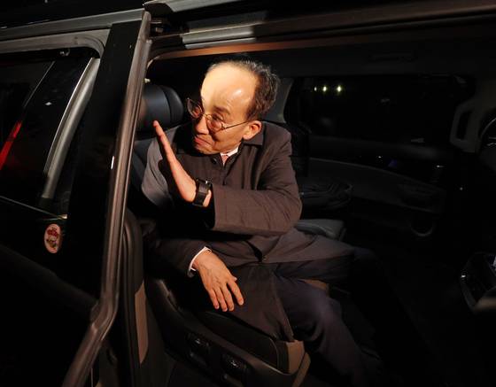 12·3 비상계엄 당시 의원들의 계엄 해제 표결 참여를 방해한 혐의를 받는 추경호 전 국민의힘 원내대표가 의원이 3일 구속영장이 기각돼 경기도 의왕 서울구치소를 나와 차에 오르고 있다. 연합뉴스