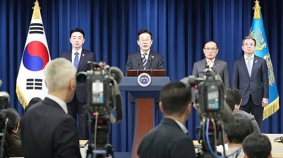 이재명 대통령이 3일 서울 용산 대통령실 청사에서 ‘빛의 혁명 1주년, 대통령 대국민 특별성명’을 발표하고 있다. 뉴스1