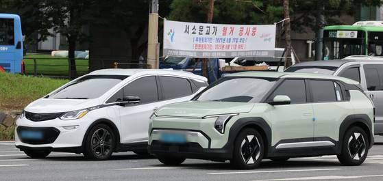 서울 여의도 도로에서 전기차가 이동하고 있다. 뉴시스