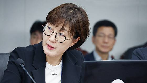 김현지 제1부속실장이 10월 13일 서울 용산 대통령실청사에서 열리는 대통령 주재 수석보좌관회의에 참석하고 있다. 대통령실사진기자단