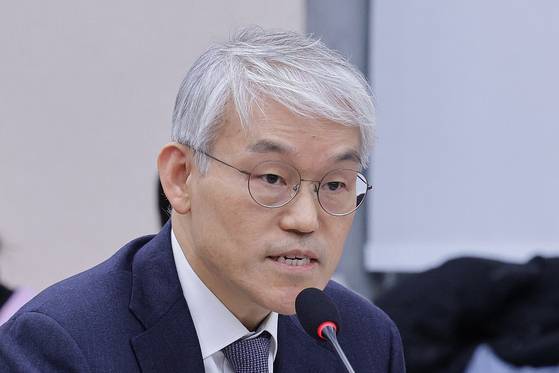 천대엽 법원행정처장이 3일 서울 여의도 국회에서 열린 법제사법위원회 전체회의에서 의원 질의에 답변하고 있다. 뉴스1