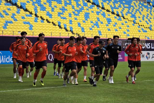 ▲ 강원FC 선수단이 29일 중국 쓰촨 청두 봉황산스포츠공원축구경기장에서 청두 룽청과 2025-2026 AFC 챔피언스리그 엘리트 리그 스테이지 동아시아 2차전에 앞서 공식 훈련을 진행하고 있다. 중국 청두=한규빈 기자 2025.9.29 [강원도민일보 자료사진]