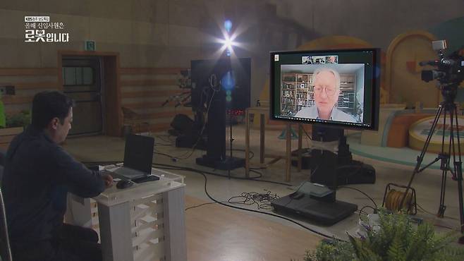 노벨물리학상 수상자인 '인공지능의 대부' 제프리 힌턴 토론토대학교 명예교수가 KBS와 단독 화상 인터뷰를 진행하는 모습.