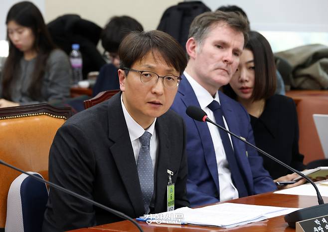 3일 국회 정무위원회에서 열린 쿠팡 개인정보 유출 사태 관련 현안질의에서 박대준 쿠팡 대표이사(왼쪽)가 위원들 질의에 답하고 있다. 권도현 기자