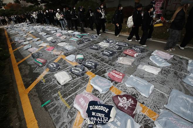 동덕여대 학생들이 지난해 11월20일 서울 성북구 동덕여대 월곡캠퍼스 운동장에서 열린 학생총회에 참석하기 위해 이동하고 있다. 정효진 기자