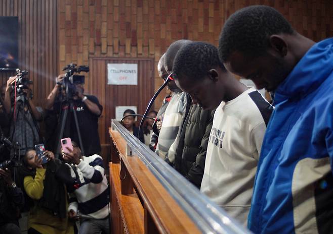 남아프리카공화국의 유명 방송인 논쿨루레코 만툴라가 1일(현지시간) 요하네스버그 켐턴파크 치안법원에서 열린 심문 절차에 출석했다. 만툴라는 4명의 남성을 유인해 우크라이나 전쟁에 투입할 러시아 용병으로 보낸 혐의를 받는다. 출국 직전 공항 탑승구에서 붙잡힌 남성 4명도 이날 법정에 함께 섰다. 로이터연합뉴스