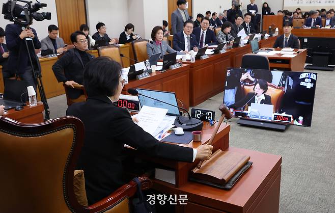 더불어민주당 소속 추미애 국회 법제사법위원장이 3일 법사위 전체회의에서 의사봉을 두드리고 있다. 권도현 기자