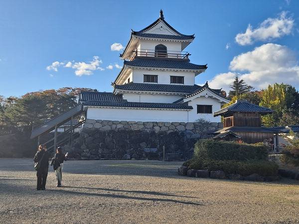 다테 마사무네의 중신 가타쿠라 카케츠나가 쌓은 시로이시성의 천수각은 1995년에 복원했다.