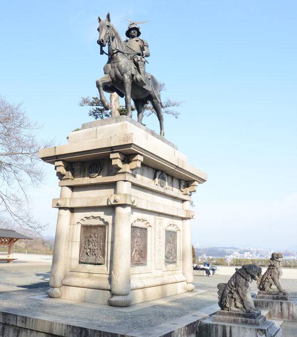 센다이성터의 다테 마사무네 동상.