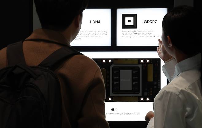 Visitors view a display of Samsung’s sixth-generation HBM4 and high-speed GDDR7 graphics memory at the K-Tech Showcase in Gyeongju, North Gyeongsang Province, Oct. 28. (Yonhap)