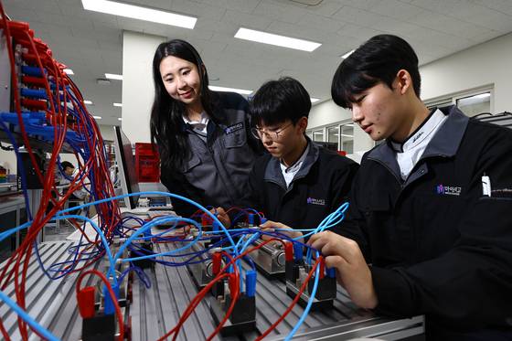 Students practice PLC control at Suwon Hi-tech High School in Suwon, Gyeonggi on Nov. 17. [KIM JONG-HO]