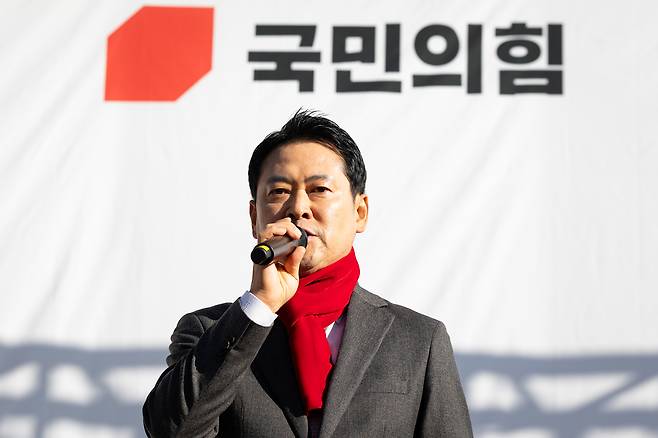 People Power Party leader Jang Dong-hyeok speaks at a rally in Incheon on Dec. 1. [NEWS1]