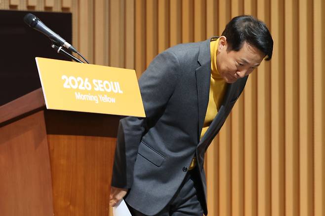 Seoul Mayor Oh Se-hoon bows to the crowd after a presentation at Seoul City Hall in Jung District, central Seoul, on Dec. 2. [NEWS1]