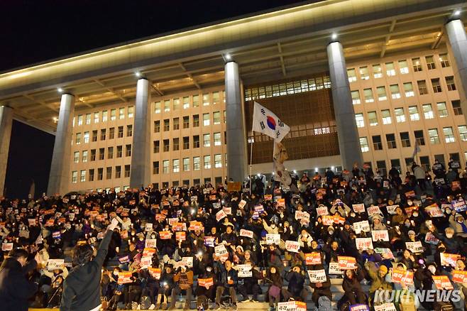 윤석열 대통령 사퇴촉구·탄핵추진 범국민 촛불문화제가 지난해 12월4일 저녁 국회의사당 본관 앞에서 열리고 있다. 이재명 당시 더불어민주당 대표(현 대통령)는 계엄 선포를 ‘명백한 불법 명령’이라며 ‘국민을 향한 쿠데타’라고 비판했다. 곽경근 기자