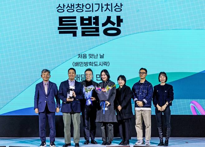 제32회 대한민국광고대상 시상식에서 (사)한국광고총연합회 임대기(좌측 첫번째) 회장과 윤석준(좌측 세번째) 브랜드·커뮤니케이션전략 부문 총괄사장, 우아한형제들 관계자들이 기념 촬영을 하고 있다. 우아한형제들 제공
