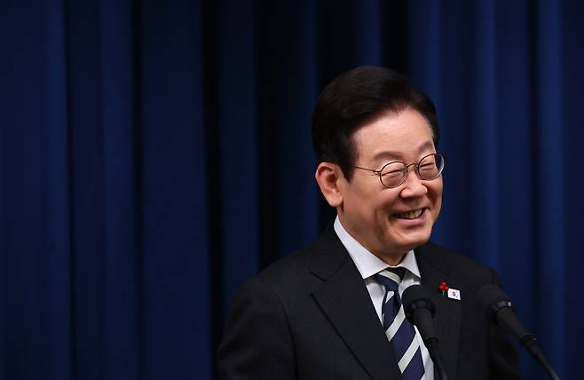 이재명 대통령이 12·3 비상계엄 사태 1주년인 3일 서울 용산 대통령실에서 '빛의 혁명 1주년 대국민 특별성명'을 발표한 뒤 취재진 질문에 답하고 있다. 연합뉴스