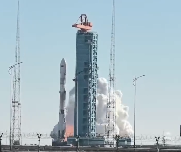 중국의 첫 재사용 로켓인 주췌-3호가 3일 간쑤성 주취안 위성발사센터에서 발사되고 있다.  웨이보