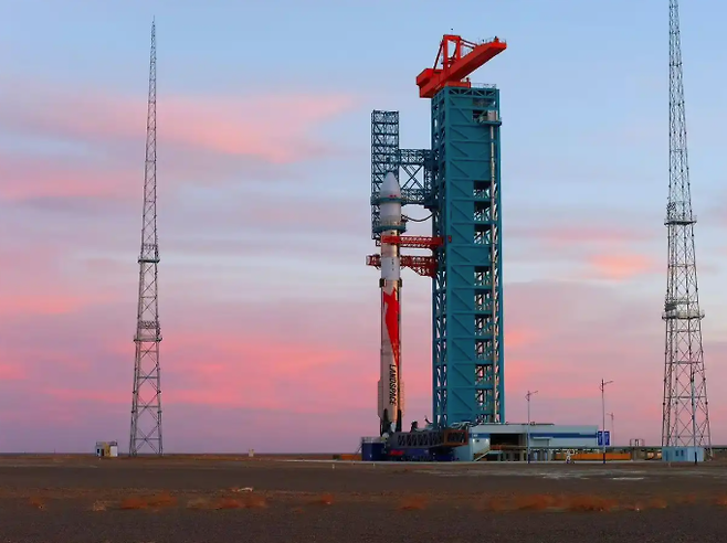 중국의 첫 재사용 로켓인 주췌-3호가 3일 간쑤성 주취안 위성발사센터에서 발사를 준비하고 있다.  웨이보