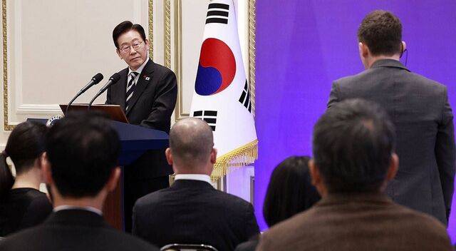 이재명 대통령이 3일 청와대 영빈관에서 열린 '새롭게 선 민주주의, 그 1년'외신 초청 기자회견에서 질문을 받고 있다. 대통령실통신사진기자단