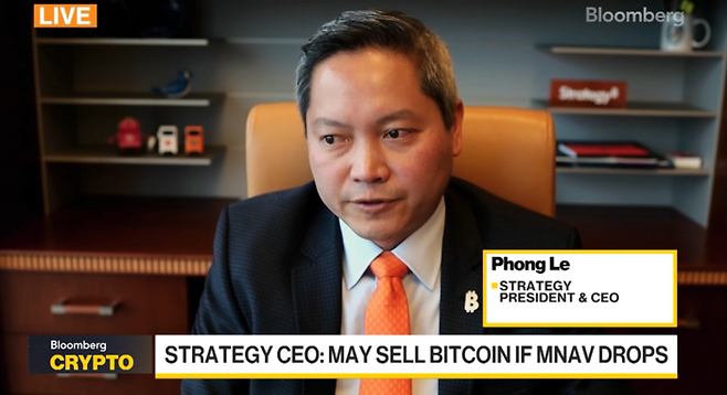 퐁 레 스트래티지 CEO가 2일(현지시간) 블룸버그 TV 인터뷰에서 발언하고 있다. 그는 14억 달러의 예비비를 통해 비트코인 강제 매각을 막겠다고 강조했으나, 화면 자막처럼 MNAV(순자산가치)가 급락할 경우 최후의 수단으로 매각을 고려할 수 있음을 시사하기도 했다. [출처=블룸버그TV]