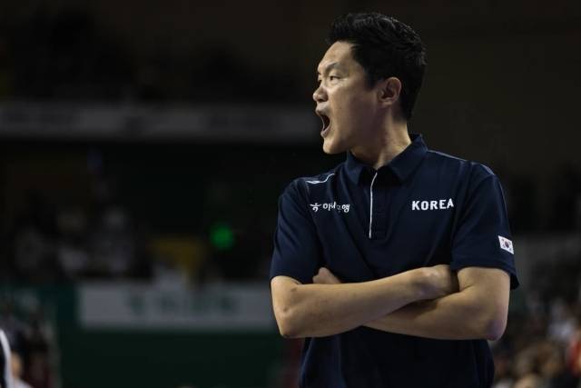 전희철 감독은 임시 지도자였으나 오랜 시간 중국을 지도한 궈스창 감독을 전술, 전략에서 압도했다. 사진=FIBA 제공