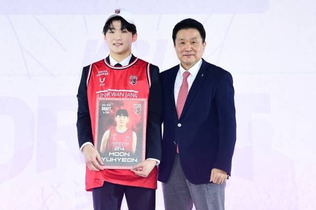 정관장 관계자는 “(문)유현이는 대구 원정까지 동행하지 않기로 했다. 웨이트 트레이닝 과정에서 햄스트링에 문제가 생겼다. 큰 건 아니다. 검사를 받았는데 파열이나 다른 문제는 없었다. 다만 조금 당기는 상황이라서 무리시킬 이유가 없었다”고 이야기했다. 사진=KBL 제공