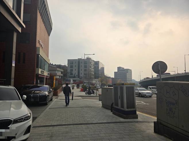 28일 오후 서울 용산구 한남동 대통령 관저 일대 거리 모습. 행인들이 적어 한산한 모습이었다. /사진=김서현 기자.