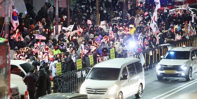 지난 1월15일 서울 용산구 한남동 대통령 관저 인근에서 보수단체 회원들이 윤석열 전 대통령 지지·응원 집회를 하고 있다. /사진=뉴스1.