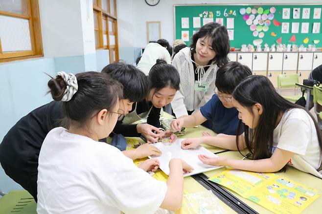LG화학 임직원과 학생들이 에코플레이가 제작한 교육 콘텐츠로 수업에 참여하고 있다./사진제공=에코플레이